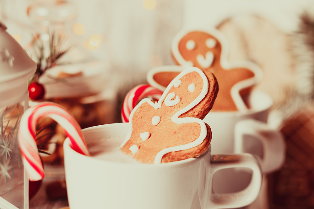 smiling gingerbread men and candy canes in mugs