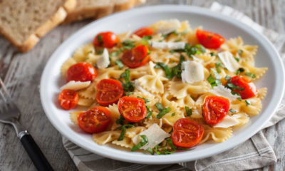 Pasta with fresh tomatoes and basil