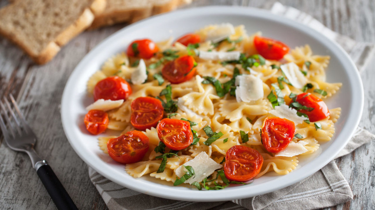 Pasta with fresh tomatoes and basil